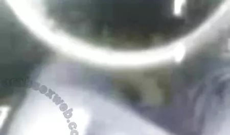 دو دختر دانلود کانال فیلم سوپر در تلگرام توسط یک شخص در باغچه دهان گرفتند