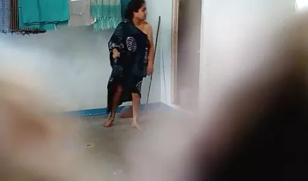 یک مرد سبزه بیدمشک را لیسید و او کانال سکسی و سوپر تلگرام را با دیک بلند کشید