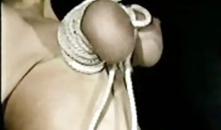 شخص یک لینک کانال سوپر سکسی چوب را در بیدمشک یک زن خانه دار شلوار وارد کرد
