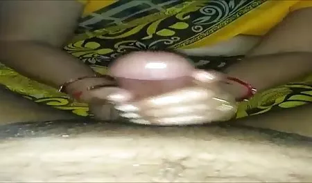 والری جذاب از طریق سوراخ در دیوار تلگرام کانال فیلم سوپر ، ترب کوهی را مکیده است