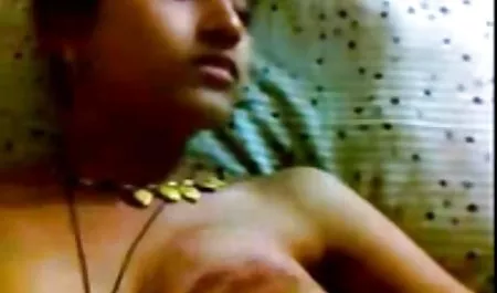 آب شبکه سوپرخارجی میوه MILF بر روی یک dildo بزرگ است
