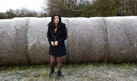 دختر کانال های سوپر سکسی سکسی با dreadlocks و جوراب ساق بلند ماهی ، او را با یک dildo الاغ بزرگ به ارگاسم آورد